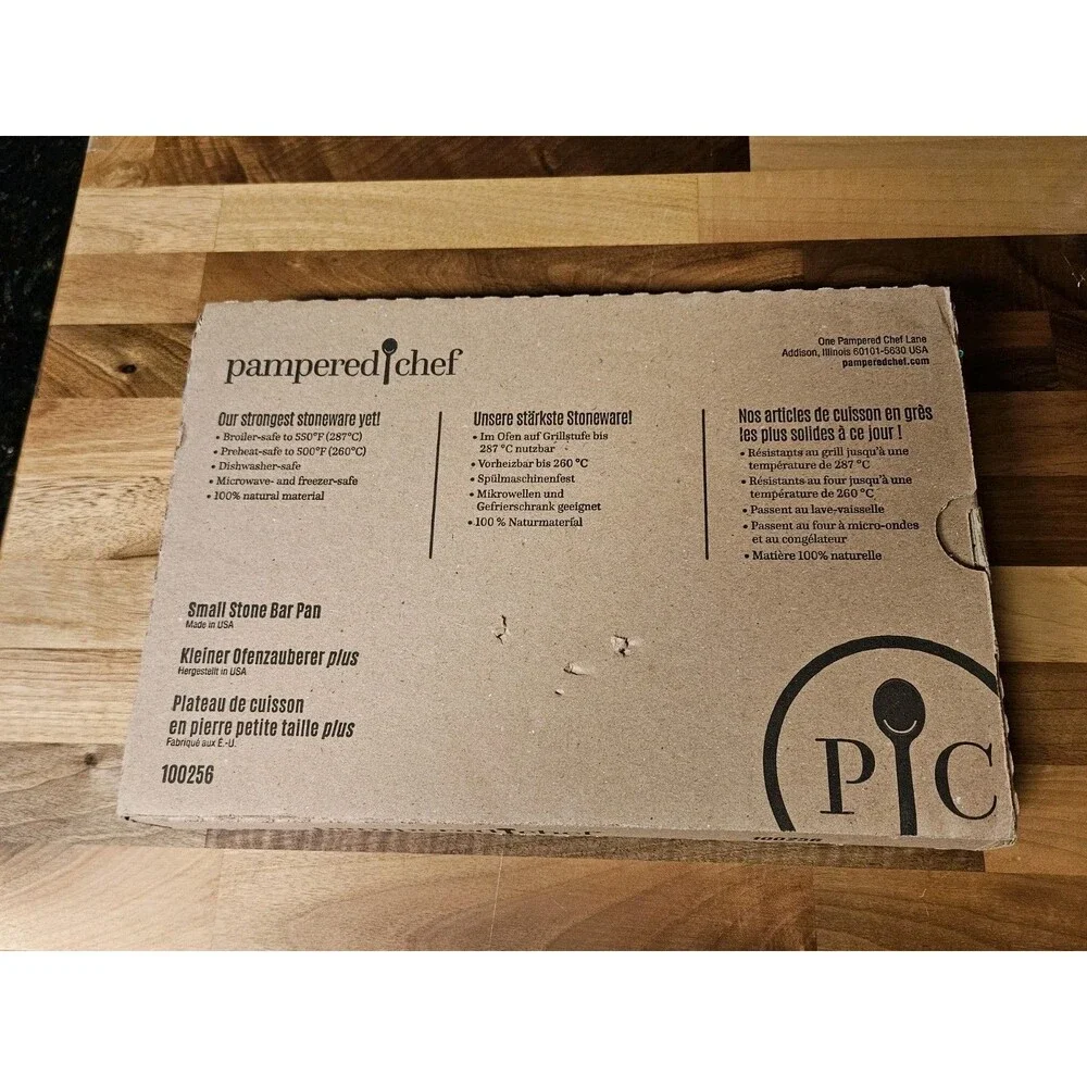 New In Box Pampered Chef Classic Stoneware Small Stone Bar Pan #100256